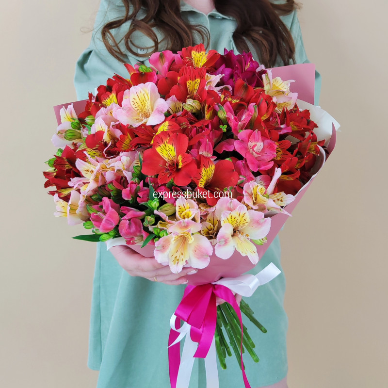 Букет ярких альстромерий