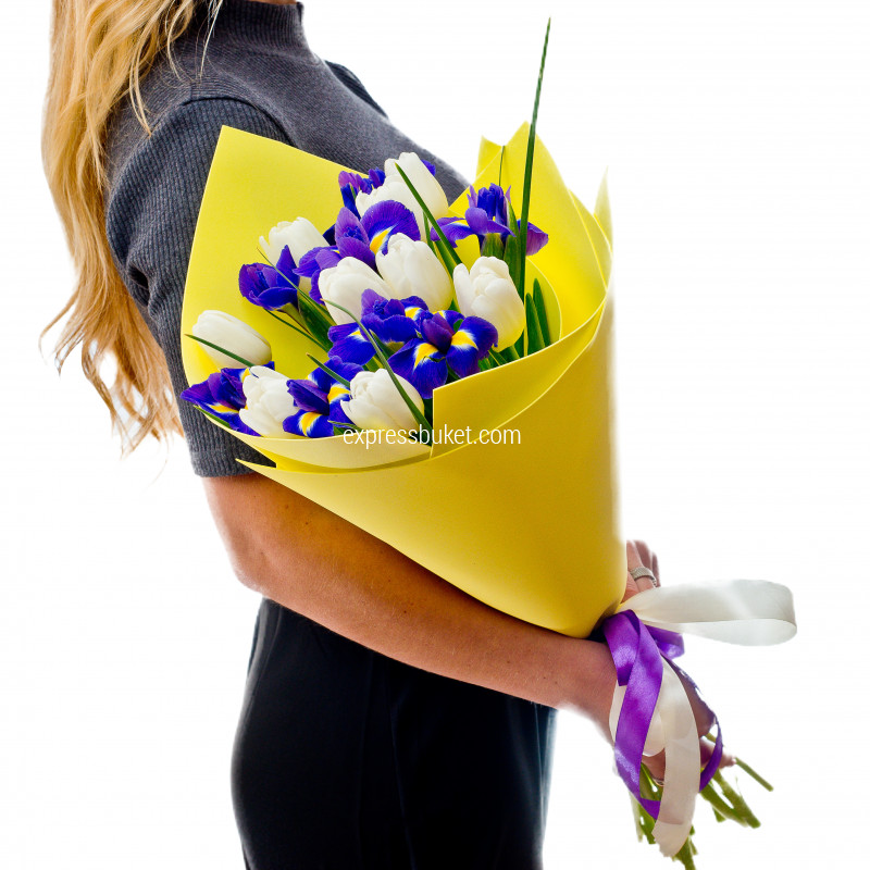 Белые тюльпаны и ирисы